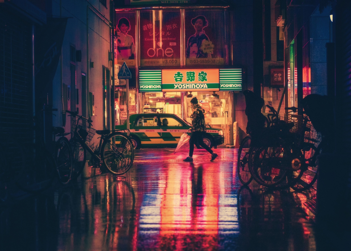 Woman walking street at night. Credit:Pexels 